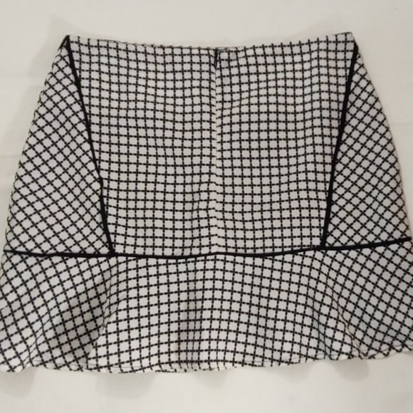 Black and White Mini Skirt Ruffled Hem Lined - Picture 2 of 12